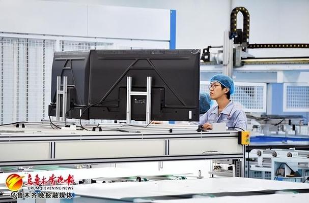 6月19日,工作人员正在高效光伏组件生产线上生产光伏组件.